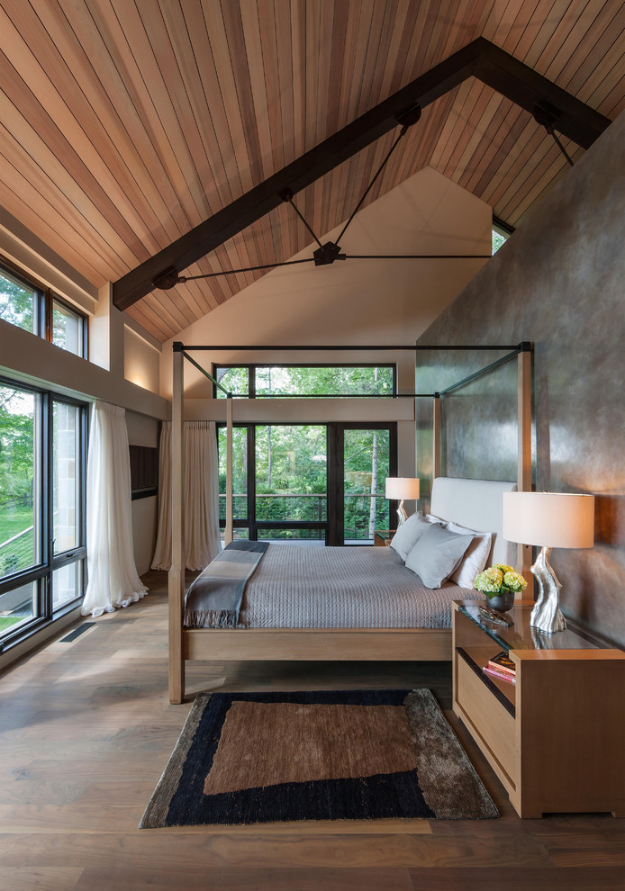 Großes Modernes Hauptschlafzimmer ohne Kamin mit braunem Holzboden in Minneapolis