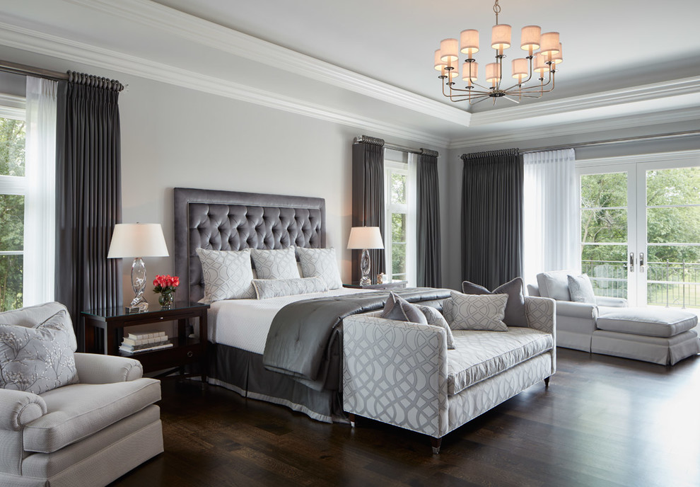Стильный дизайн: хозяйская спальня в стиле неоклассика (современная классика) с серыми стенами и темным паркетным полом без камина - последний тренд