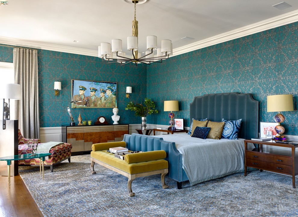 Diseño de dormitorio tradicional renovado con paredes azules, suelo de madera en tonos medios y suelo marrón