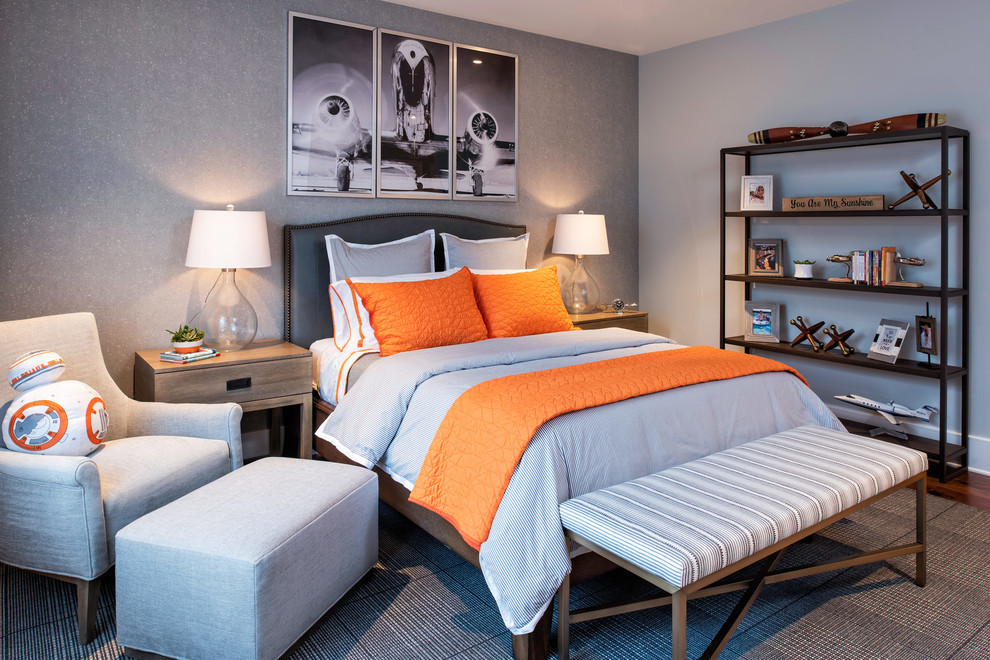 Идея дизайна: гостевая спальня среднего размера, (комната для гостей) в стиле неоклассика (современная классика) с белыми стенами, паркетным полом среднего тона и коричневым полом