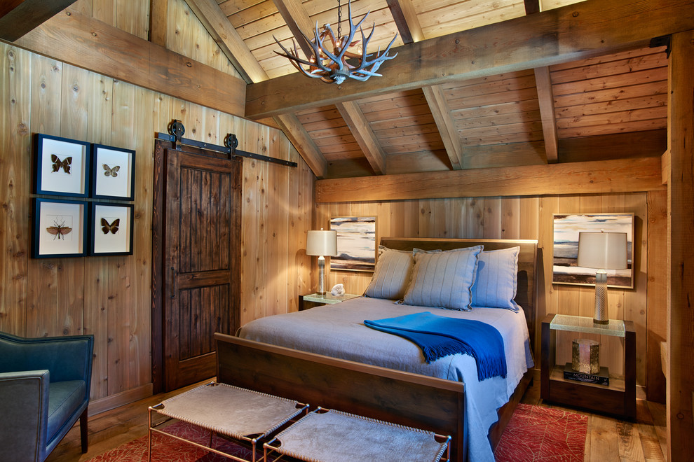 Пример оригинального дизайна: большая хозяйская спальня в стиле рустика с паркетным полом среднего тона, коричневыми стенами и коричневым полом без камина