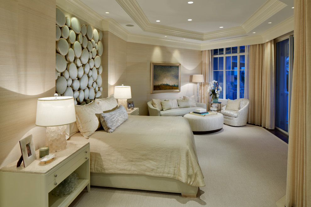 На фото: большая хозяйская спальня: освещение в стиле неоклассика (современная классика) с бежевыми стенами и ковровым покрытием без камина
