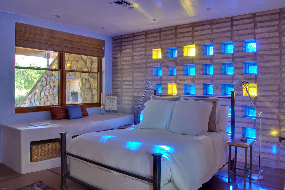 フェニックスにある地中海スタイルのおしゃれな寝室 (暖炉なし) のレイアウト