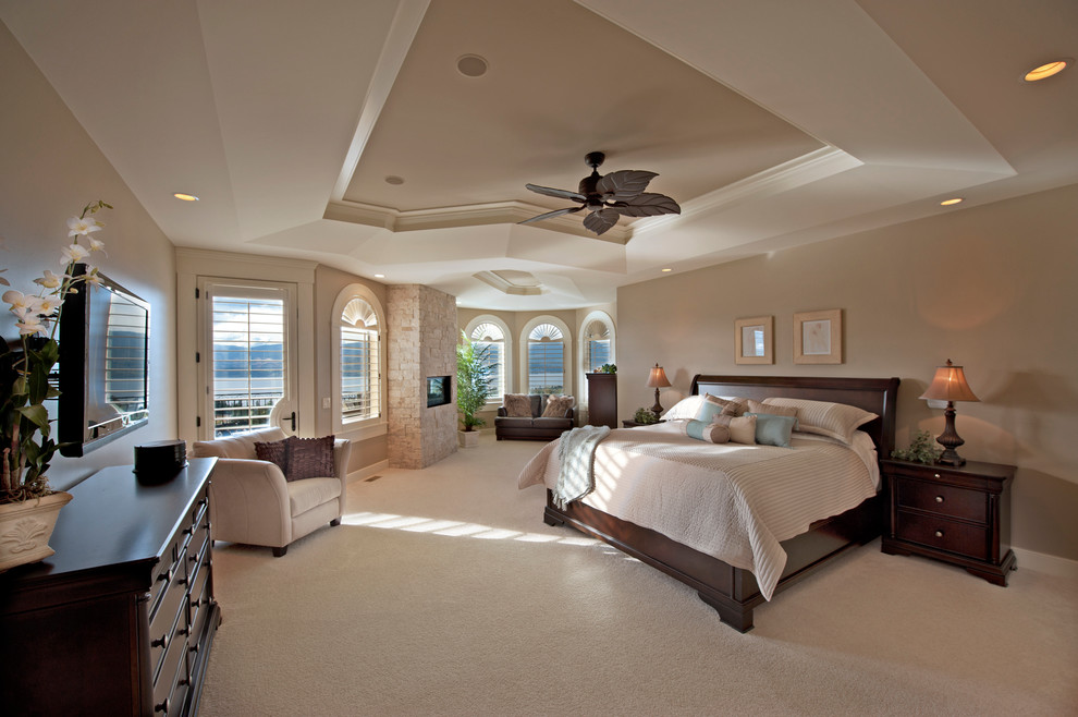 バンクーバーにある地中海スタイルのおしゃれな寝室のインテリア