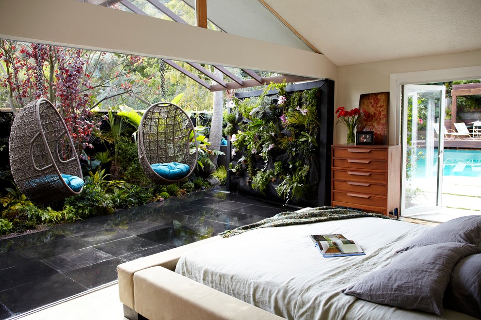 Imagen de dormitorio tropical con paredes beige