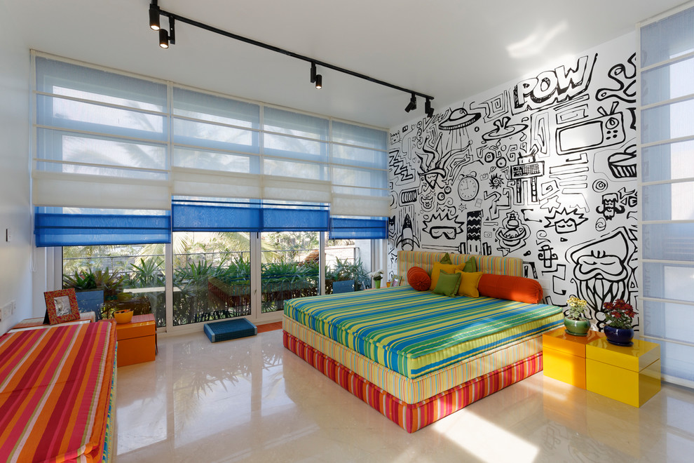 Mittelgroßes Eklektisches Schlafzimmer mit weißer Wandfarbe und beigem Boden in Bangalore