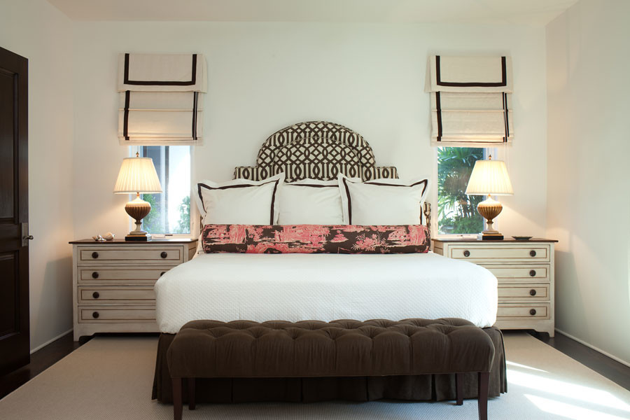 Diseño de dormitorio principal clásico de tamaño medio sin chimenea con paredes blancas, suelo de madera oscura y suelo marrón
