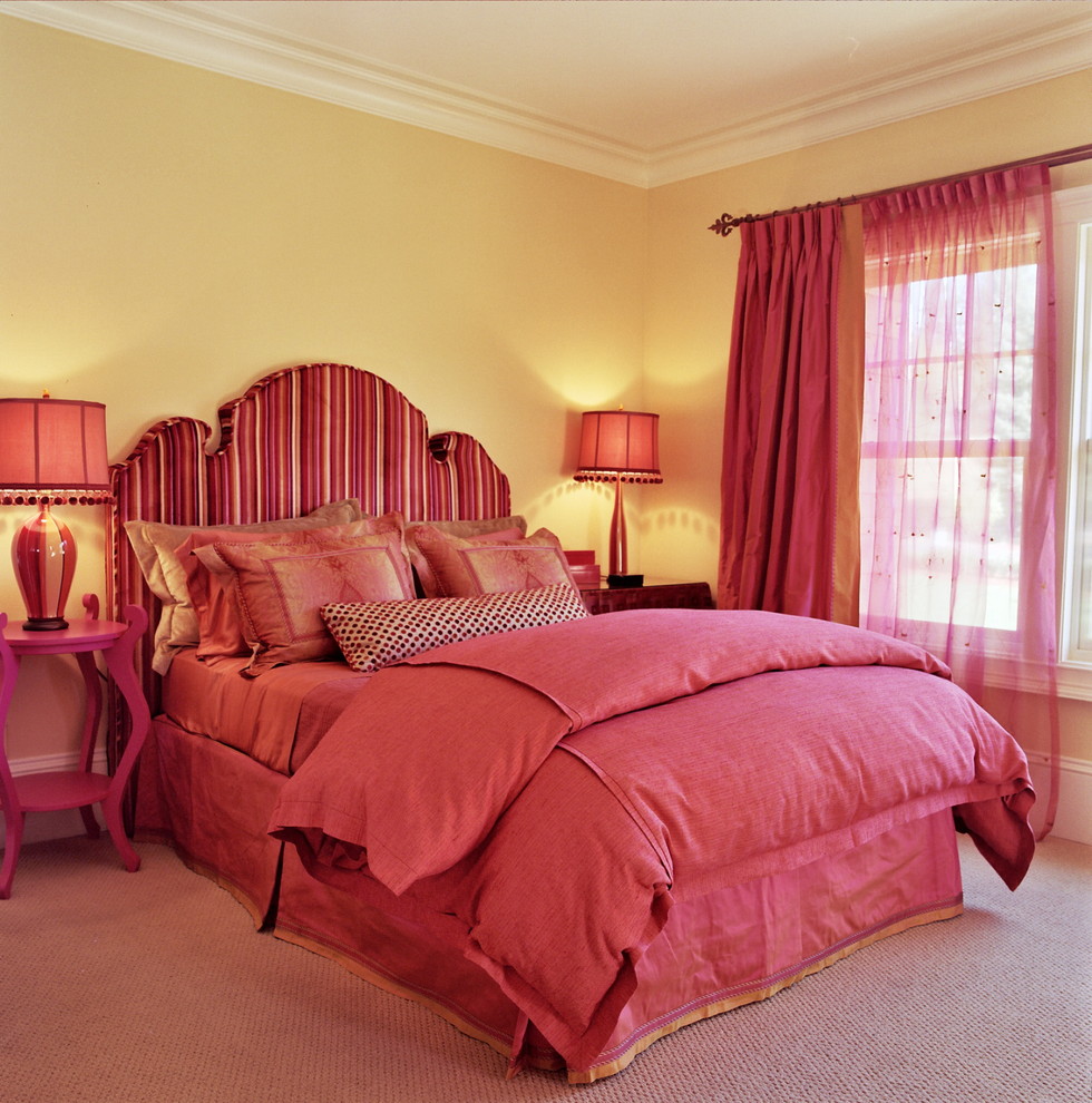 Стильный дизайн: спальня в стиле фьюжн с желтыми стенами, ковровым покрытием и розовым полом - последний тренд