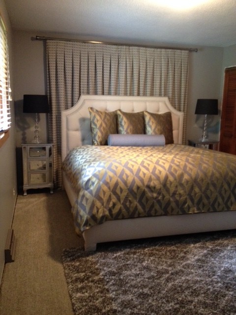 Kleines Modernes Hauptschlafzimmer mit grauer Wandfarbe und Teppichboden in Omaha