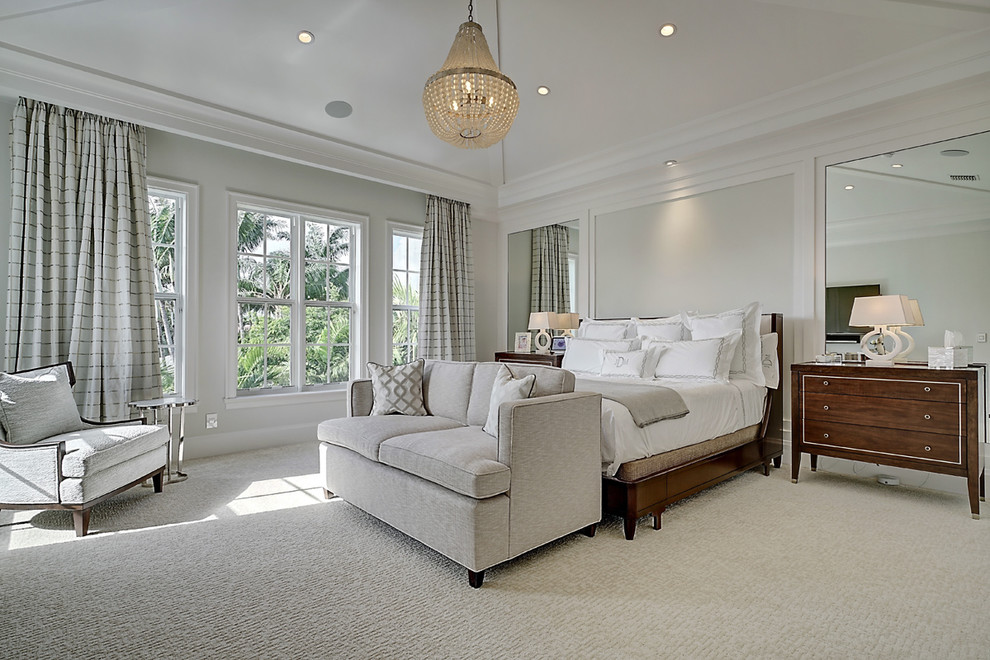 Modelo de dormitorio principal clásico renovado grande sin chimenea con paredes grises, moqueta y suelo blanco