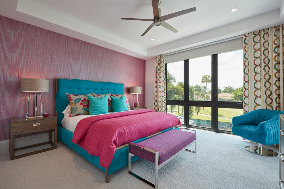 Modern inredning av ett gästrum, med rosa väggar, heltäckningsmatta och grått golv
