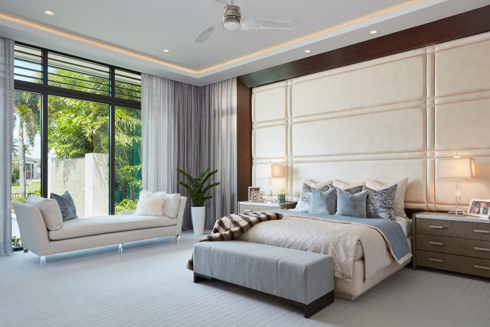 Immagine di una camera matrimoniale minimal con moquette, pavimento grigio e soffitto ribassato