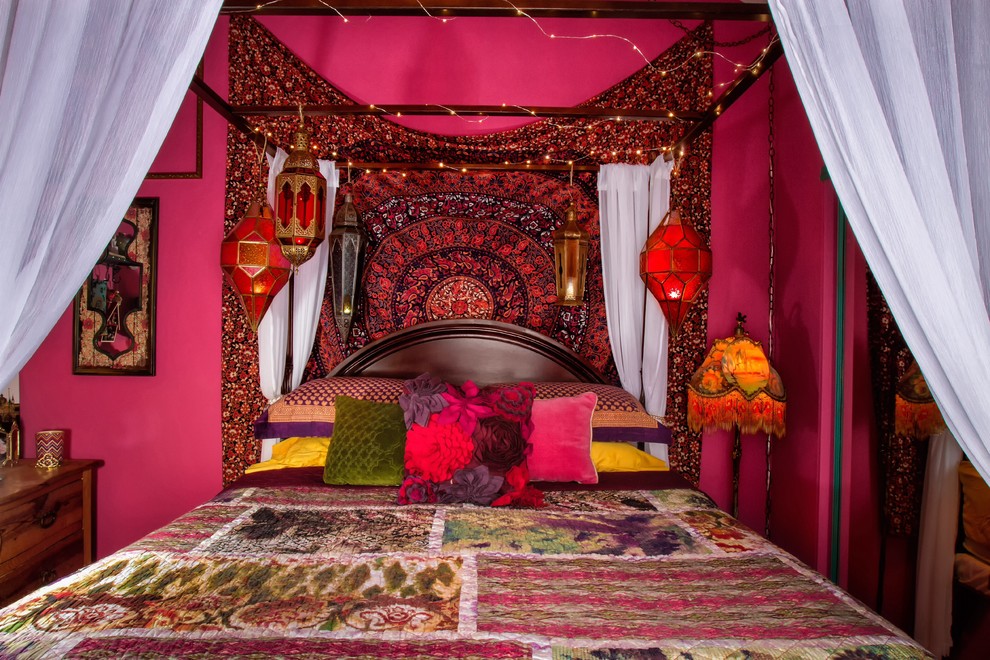 Foto de dormitorio bohemio de tamaño medio sin chimenea con paredes rosas y moqueta