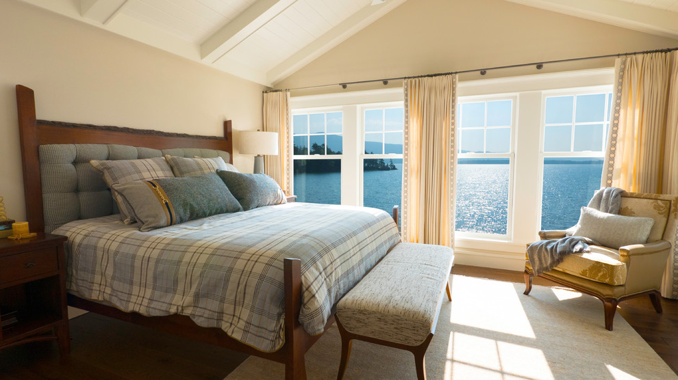 Свежая идея для дизайна: спальня в морском стиле с бежевыми стенами, паркетным полом среднего тона и коричневым полом - отличное фото интерьера