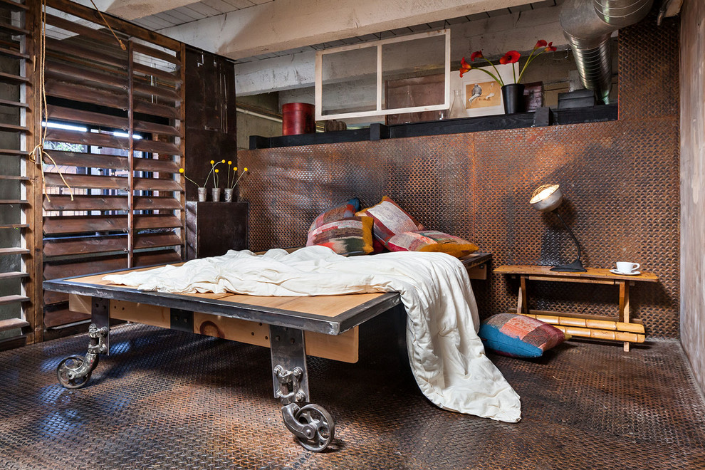Idee per un'In mansarda camera da letto industriale con pavimento multicolore