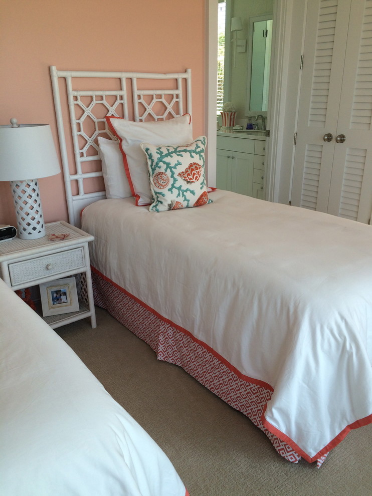 Свежая идея для дизайна: гостевая спальня (комната для гостей) в морском стиле с оранжевыми стенами и ковровым покрытием - отличное фото интерьера