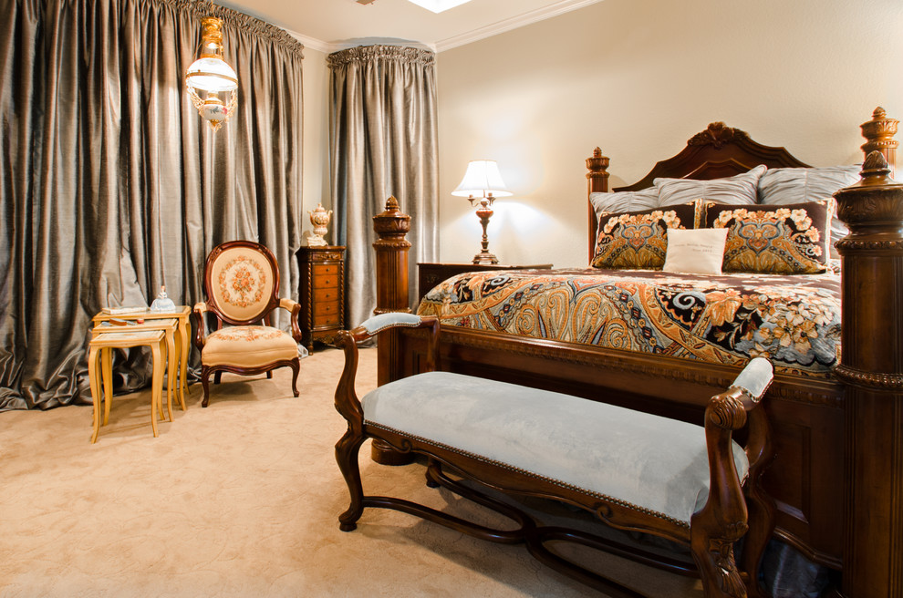 Idéer för vintage sovrum, med beige väggar och heltäckningsmatta