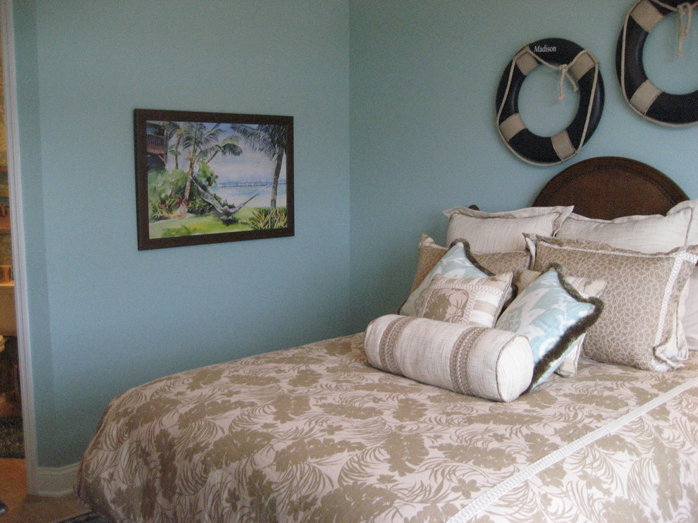Bedroom - coastal guest bedroom idea in Orlando with blue walls