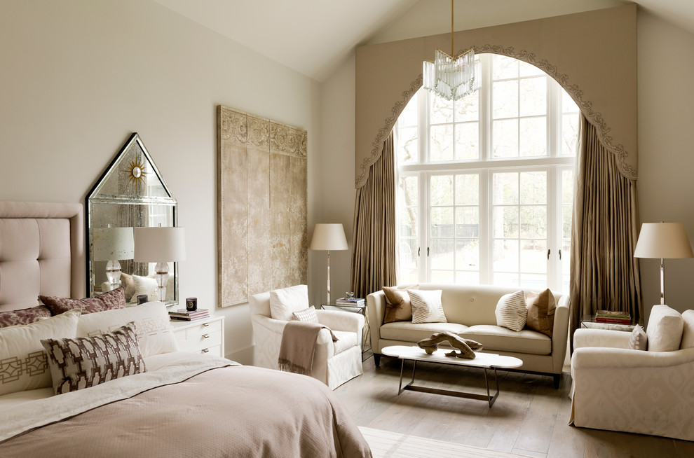Imagen de dormitorio principal clásico grande con paredes beige y suelo de madera clara