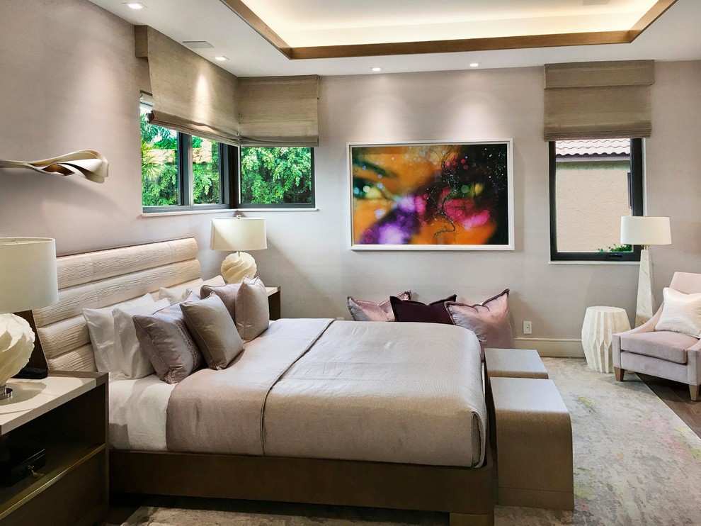 Ejemplo de habitación de invitados clásica renovada extra grande con paredes rosas, suelo de madera oscura y suelo marrón