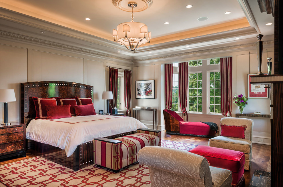 Diseño de dormitorio principal clásico con paredes beige y suelo de madera en tonos medios