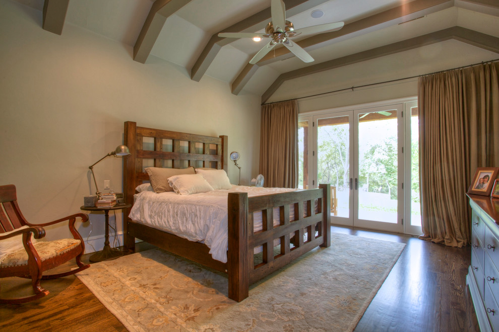 Foto de dormitorio de estilo americano con suelo de madera en tonos medios
