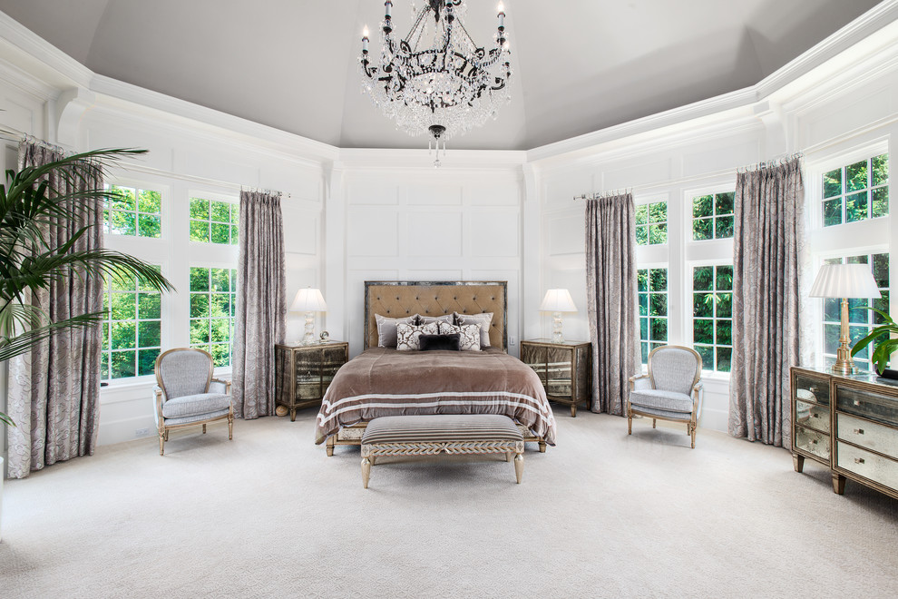 Immagine di una camera da letto classica con pareti bianche, moquette e pavimento beige