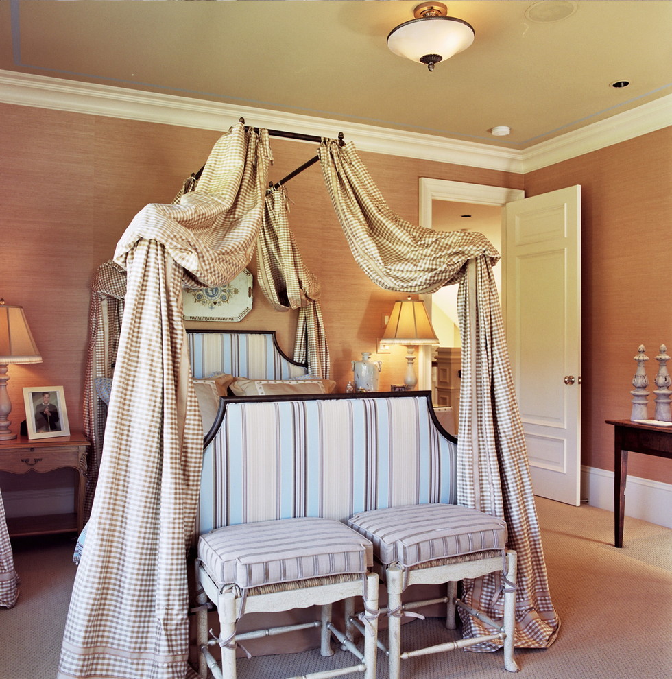 Свежая идея для дизайна: гостевая спальня (комната для гостей) в классическом стиле с бежевыми стенами и ковровым покрытием без камина - отличное фото интерьера