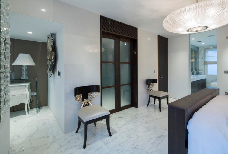 Großes Modernes Hauptschlafzimmer mit weißer Wandfarbe und Marmorboden in London
