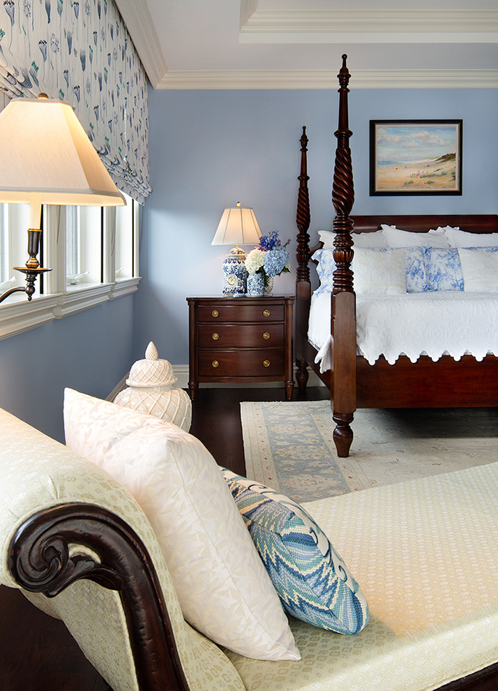 На фото: большая хозяйская спальня в классическом стиле с синими стенами, темным паркетным полом и коричневым полом с