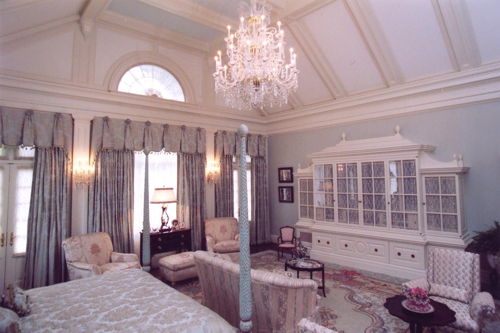 Imagen de dormitorio principal tradicional con paredes azules, suelo de madera oscura, todas las chimeneas, marco de chimenea de piedra y suelo beige