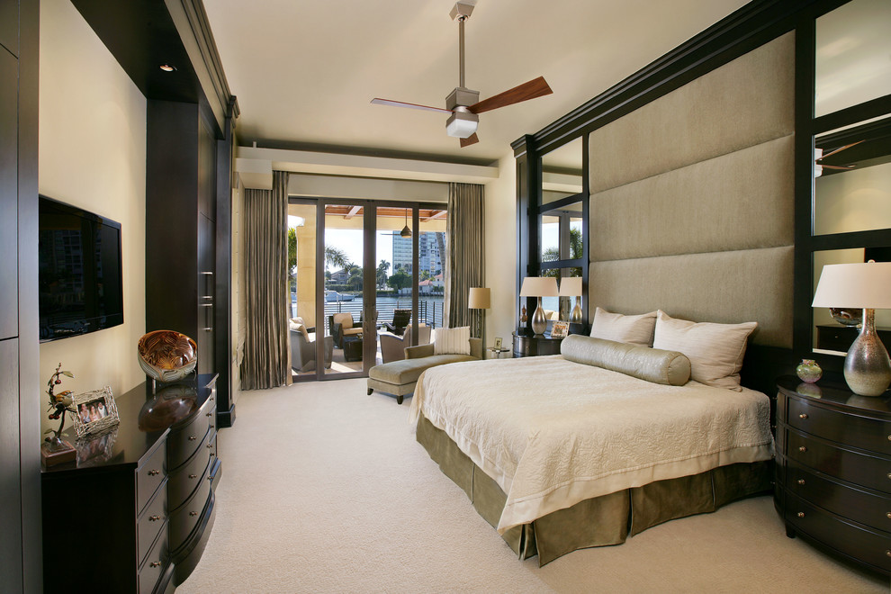 Modernes Schlafzimmer ohne Kamin mit beiger Wandfarbe, Teppichboden und beigem Boden in Miami