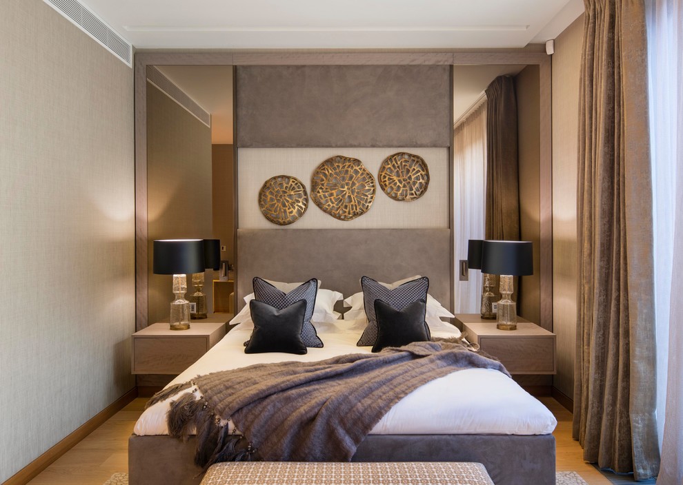 ロンドンにあるコンテンポラリースタイルのおしゃれな寝室 (ベージュの壁、淡色無垢フローリング、ベージュの床、グレーとブラウン) のレイアウト