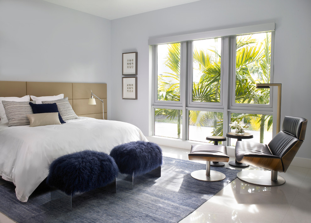マイアミにある広いトロピカルスタイルのおしゃれな客用寝室 (グレーの壁、大理石の床) のレイアウト