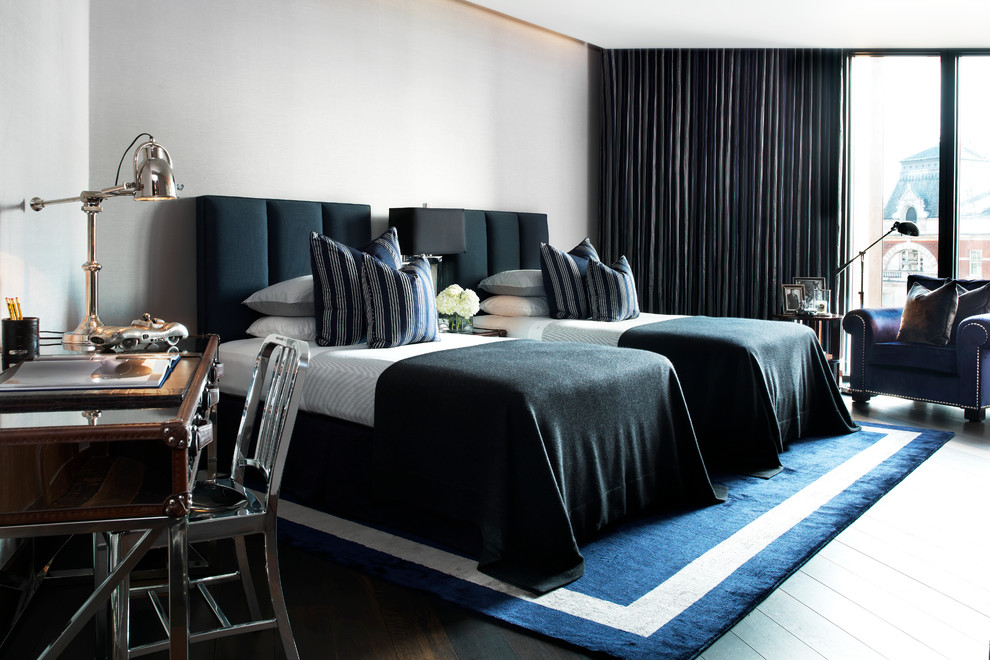 Diseño de habitación de invitados contemporánea grande con paredes grises y suelo de madera oscura