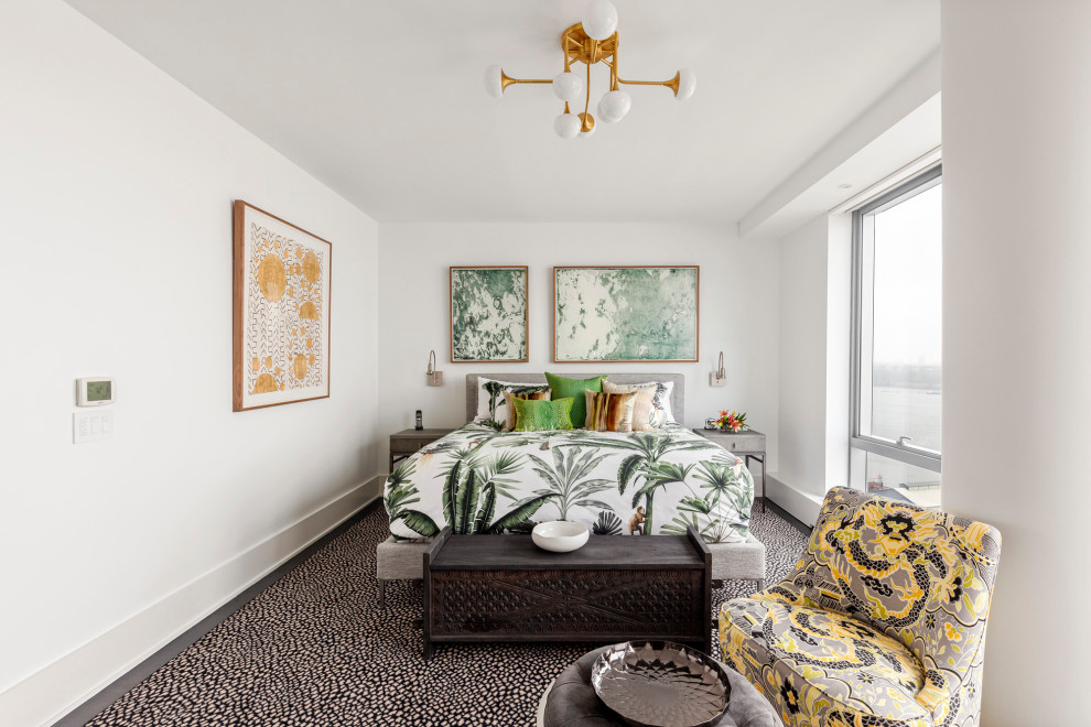 Großes Modernes Hauptschlafzimmer mit weißer Wandfarbe, Teppichboden und buntem Boden in New York