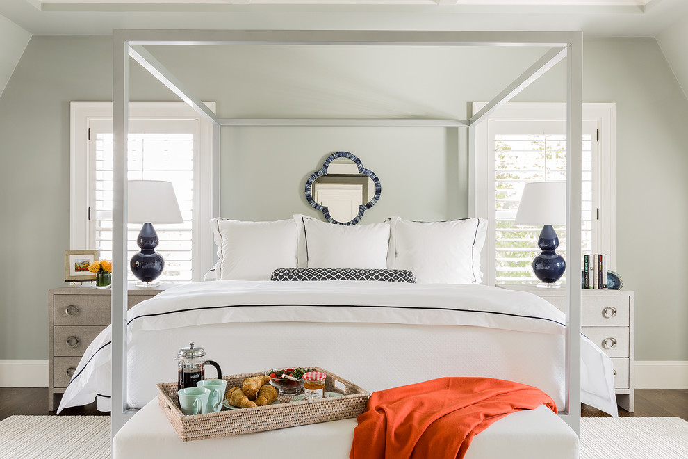 Стильный дизайн: большая хозяйская спальня в стиле неоклассика (современная классика) с серыми стенами и темным паркетным полом - последний тренд