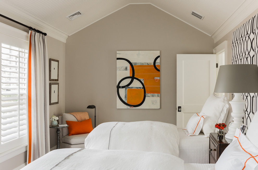 Свежая идея для дизайна: маленькая гостевая спальня (комната для гостей) в стиле неоклассика (современная классика) с серыми стенами для на участке и в саду - отличное фото интерьера