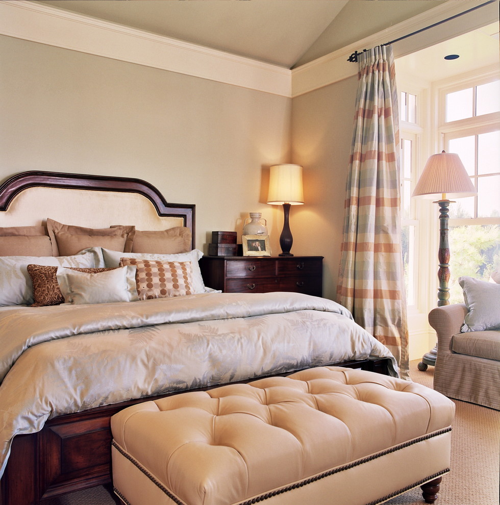ポートランドにあるトラディショナルスタイルのおしゃれな寝室 (ベージュの壁、カーペット敷き、照明) のレイアウト