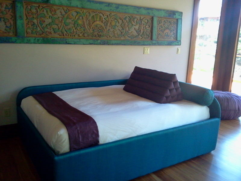 ハワイにあるトロピカルスタイルのおしゃれな寝室のレイアウト