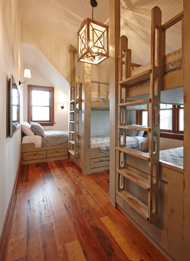 Foto de habitación de invitados rural grande con paredes blancas y suelo de madera oscura