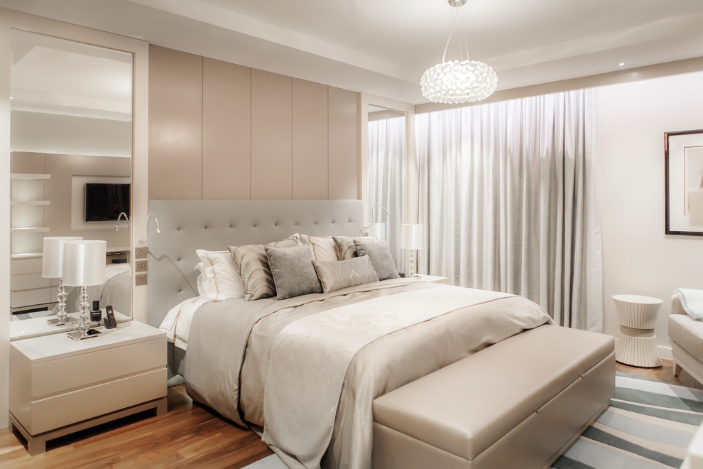 Пример оригинального дизайна: хозяйская спальня в стиле неоклассика (современная классика) с разноцветными стенами, коричневым полом и паркетным полом среднего тона