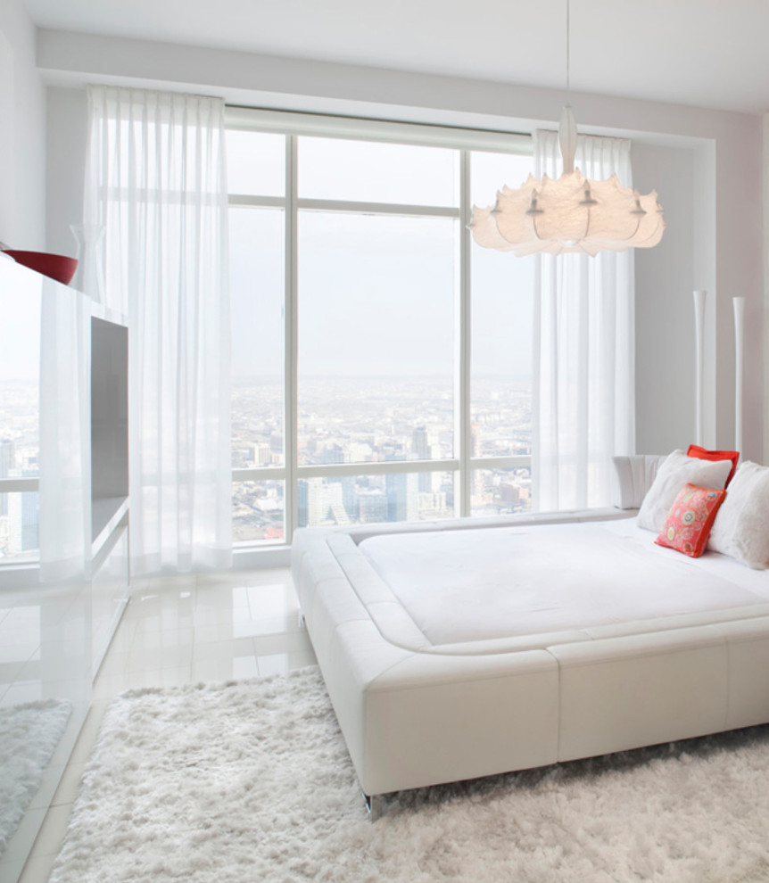 Стильный дизайн: хозяйская спальня среднего размера в современном стиле с белыми стенами и полом из керамической плитки без камина - последний тренд