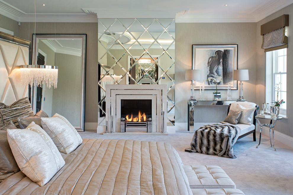 サリーにあるトラディショナルスタイルのおしゃれな主寝室 (グレーの壁、カーペット敷き、標準型暖炉、照明)