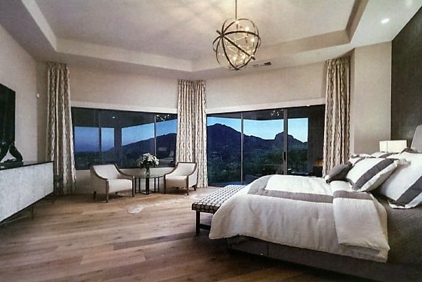 На фото: большая хозяйская спальня в современном стиле с бежевыми стенами и светлым паркетным полом с