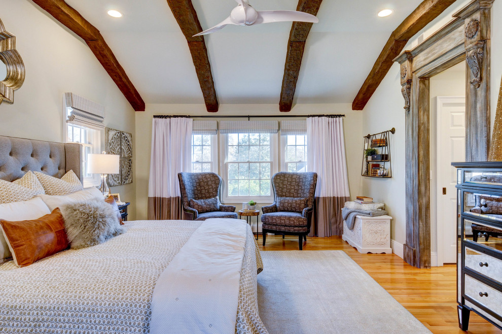 Ejemplo de dormitorio clásico renovado con paredes blancas, suelo de madera en tonos medios, suelo marrón y vigas vistas
