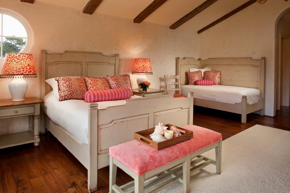 Cette image montre une chambre avec un mur beige et parquet foncé.