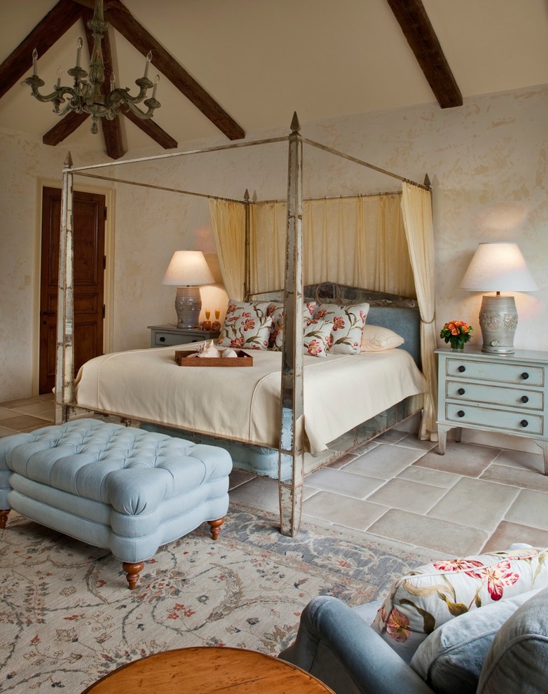 Immagine di una camera matrimoniale mediterranea di medie dimensioni con pareti beige, pavimento con piastrelle in ceramica e nessun camino
