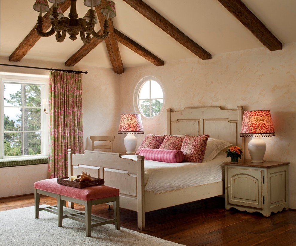 Mittelgroßes Mediterranes Hauptschlafzimmer ohne Kamin mit beiger Wandfarbe und Keramikboden in Sonstige