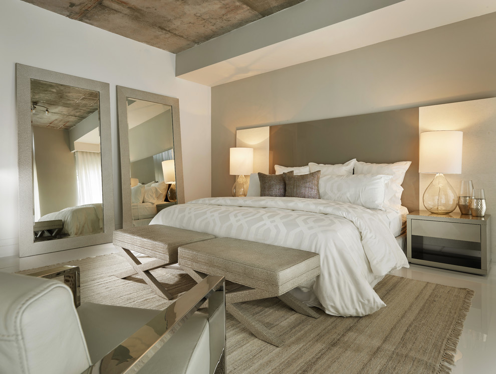 Modernes Schlafzimmer mit grauer Wandfarbe und weißem Boden in Miami